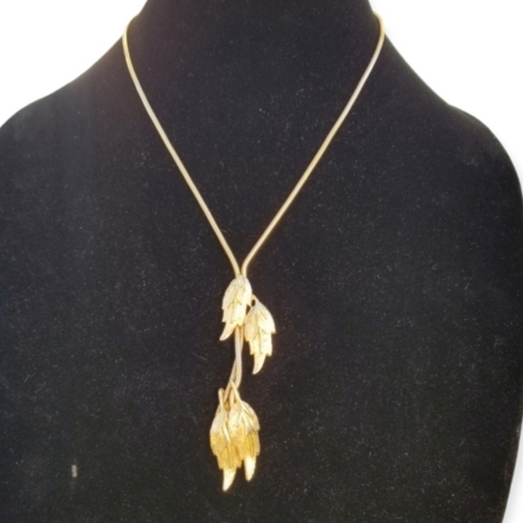 VINTAGE GOLDTONED SNAKE CHAIN & GOLD LEAF PENDANT DROP NECKLACE - Picture 1 of 3